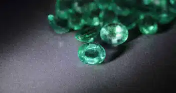 Emeraude, Jade, Péridot Zoom sur les pierres précieuses vertes et leurs vertus