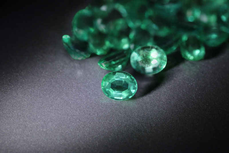 Emeraude, Jade, Péridot Zoom sur les pierres précieuses vertes et leurs vertus