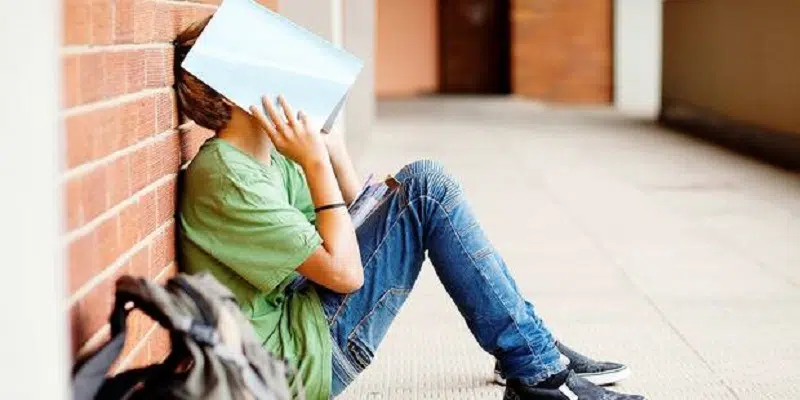 Qu'est-ce qu'une absence non autorisée à l'école