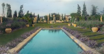 une piscine dans un grand jardin